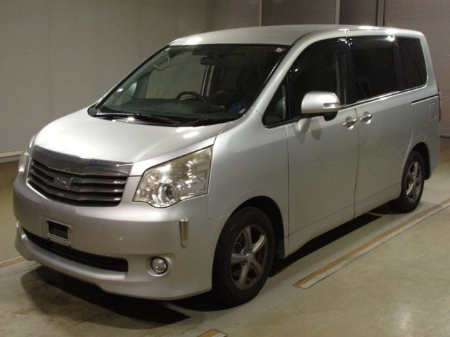 TOYOTA NOAH 2011