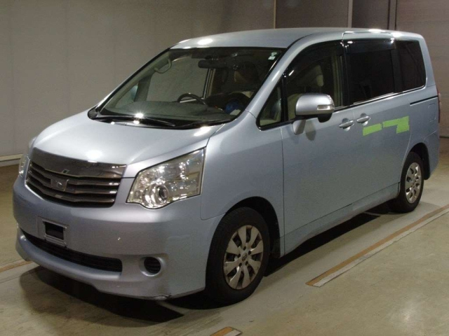 TOYOTA NOAH 2010