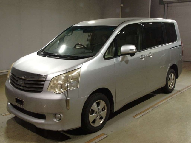 TOYOTA NOAH 2010