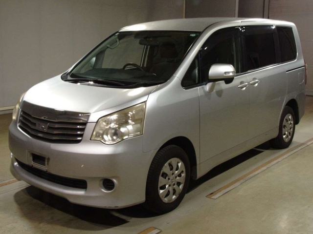 TOYOTA NOAH 2010