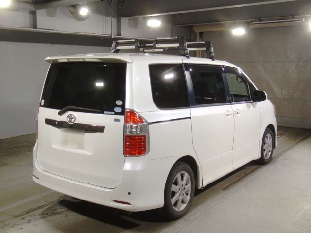 TOYOTA NOAH 2009