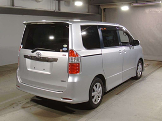 TOYOTA NOAH 2009
