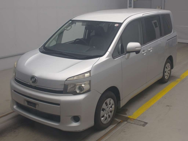 TOYOTA VOXY 2010
