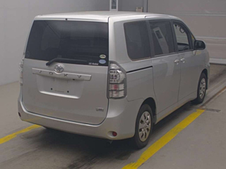 TOYOTA VOXY 2010