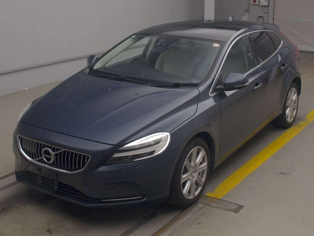 VOLVO V40 2020