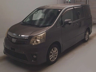 TOYOTA NOAH 2010