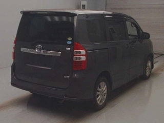 TOYOTA NOAH 2010