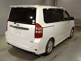 TOYOTA NOAH 2013
