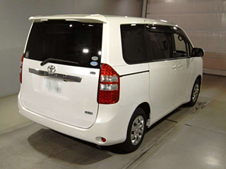 TOYOTA NOAH 2010
