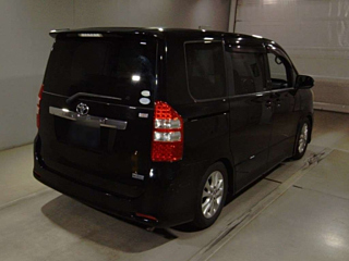 TOYOTA NOAH 2010