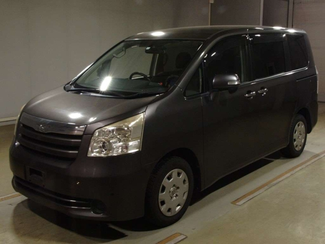 TOYOTA NOAH 2009
