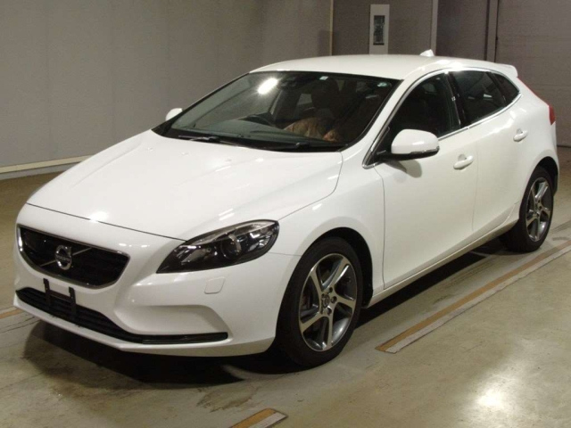 VOLVO V40 2016