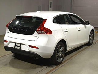 VOLVO V40 2016