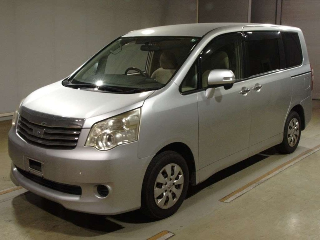 TOYOTA NOAH 2011