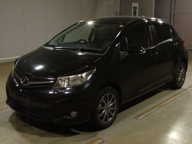 TOYOTA VITZ 2013
