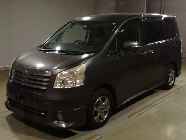 TOYOTA NOAH 2010