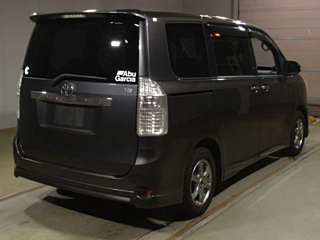 TOYOTA NOAH 2010