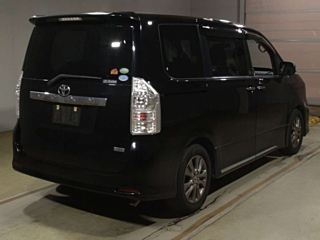 TOYOTA VOXY 2013