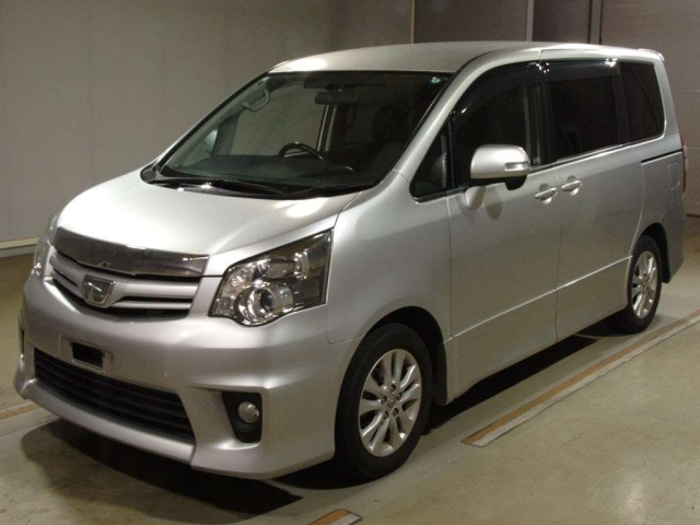 TOYOTA NOAH 2010
