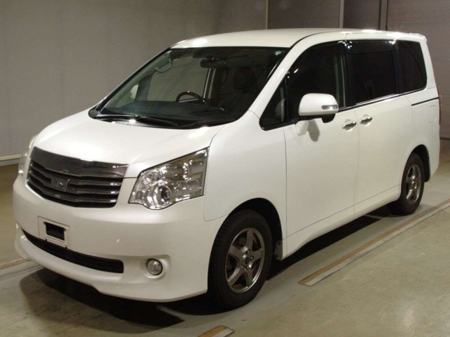 TOYOTA NOAH 2013