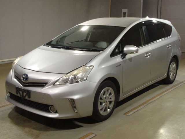 TOYOTA PRIUS ALPHA 2013