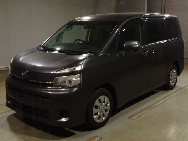 TOYOTA VOXY 2013