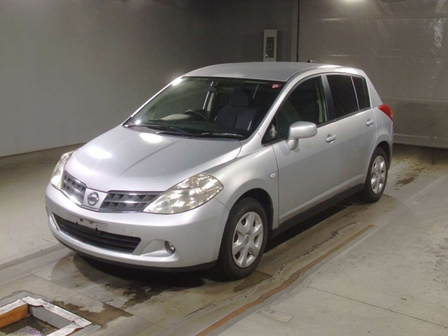 NISSAN TIIDA 2010