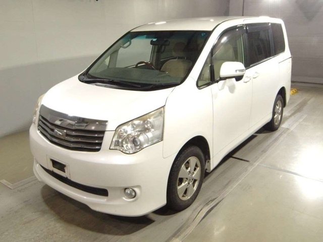 TOYOTA NOAH 2013