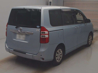 TOYOTA NOAH 2013