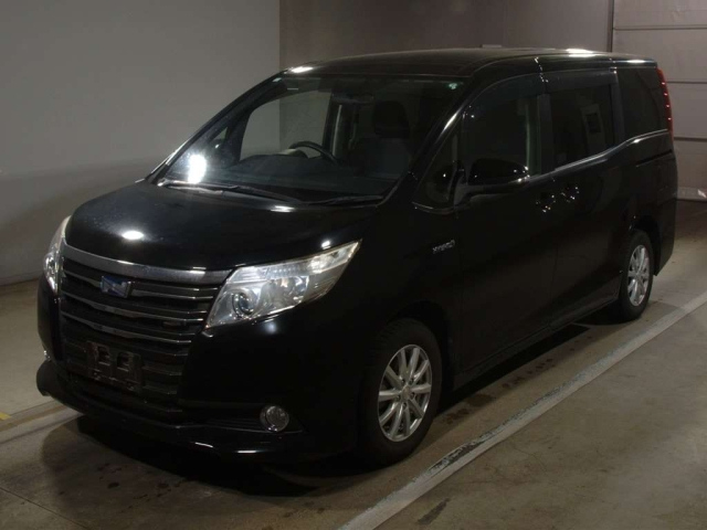 TOYOTA NOAH 2015