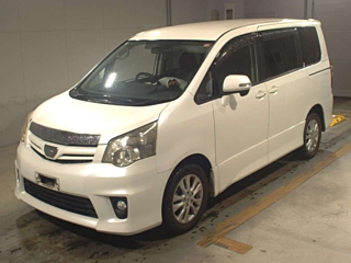 TOYOTA NOAH 2010