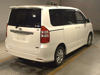 TOYOTA NOAH 2010