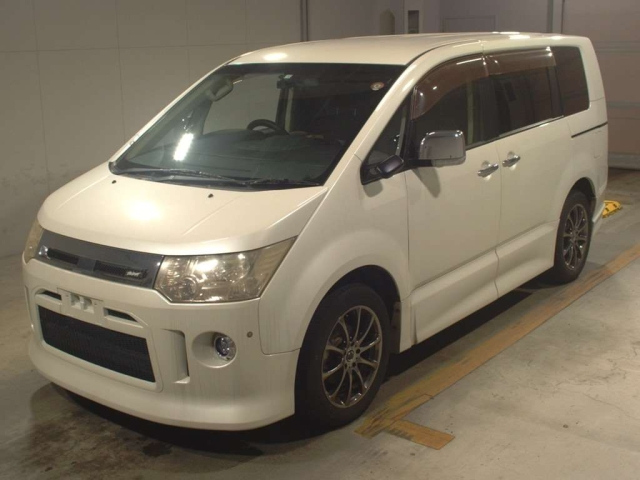 MITSUBISHI DELICA D5 2011