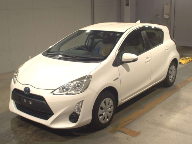 TOYOTA AQUA 2016