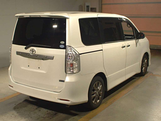 TOYOTA VOXY 2011