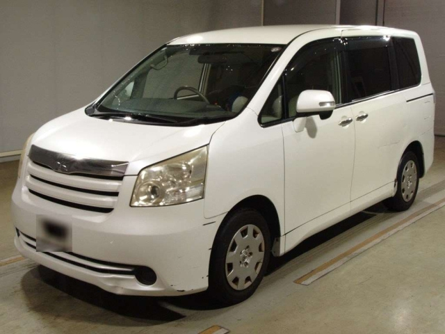 TOYOTA NOAH 2010