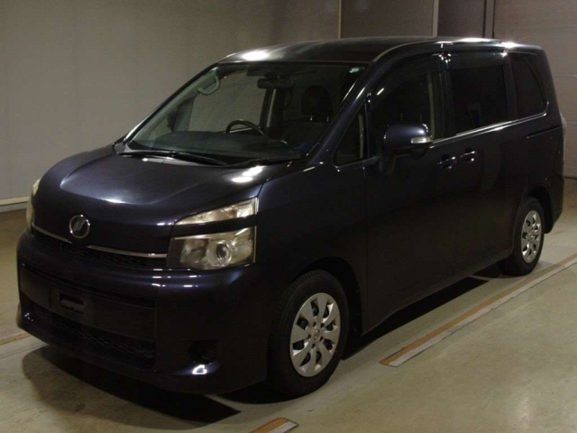 TOYOTA VOXY 2013