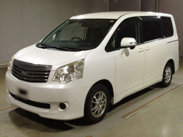 TOYOTA NOAH 2013