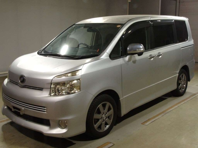 TOYOTA VOXY 2010