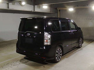 TOYOTA VOXY 2010