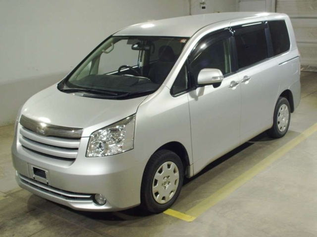 TOYOTA NOAH 2010