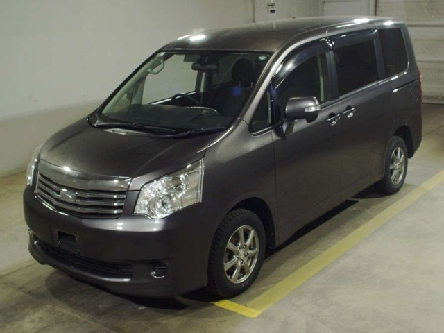 TOYOTA NOAH 2013
