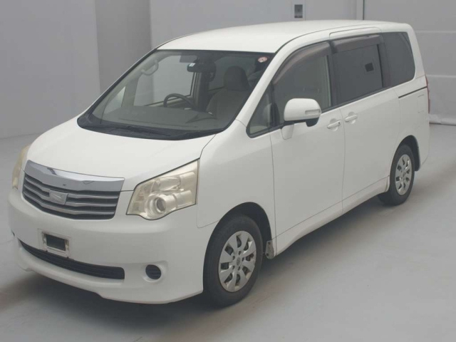 TOYOTA NOAH 2010