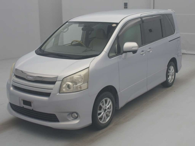 TOYOTA NOAH 2009