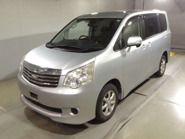 TOYOTA NOAH 2013