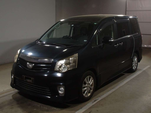 TOYOTA NOAH 2011