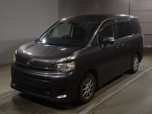TOYOTA VOXY 2010