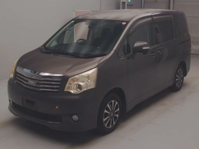 TOYOTA NOAH 2010