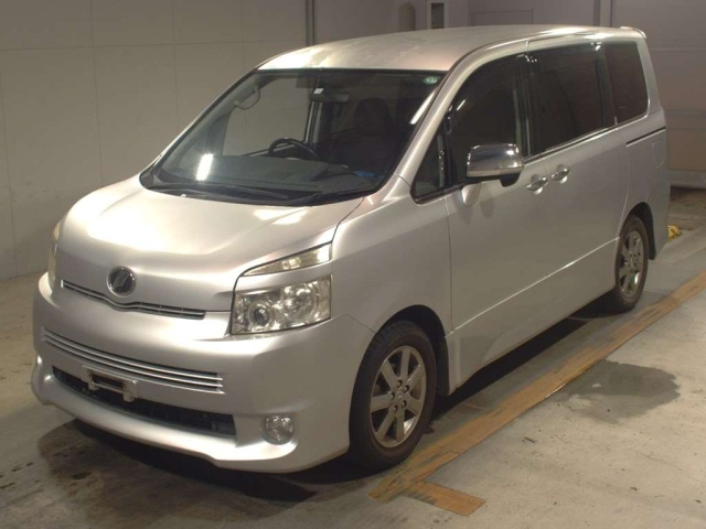 TOYOTA VOXY 2010