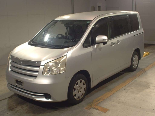 TOYOTA NOAH 2010